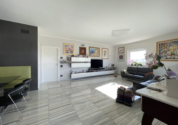 VILLA  INDIPENDENTE CON TERRENO